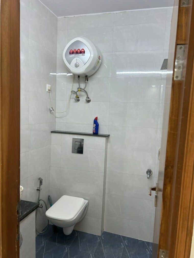 Bathroom, lajpat nagar ii 2 Bedroom 900 Sq.Ft. Builder Floor In Lajpat Nagar ii Delhi 10469157