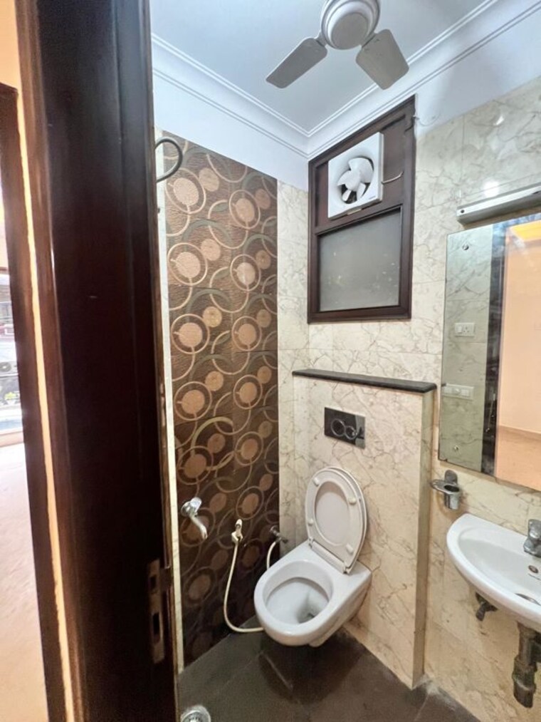 Bathroom, naraina 3 Bedroom 125 Sq.Yd. Builder Floor In Naraina Delhi 10469439