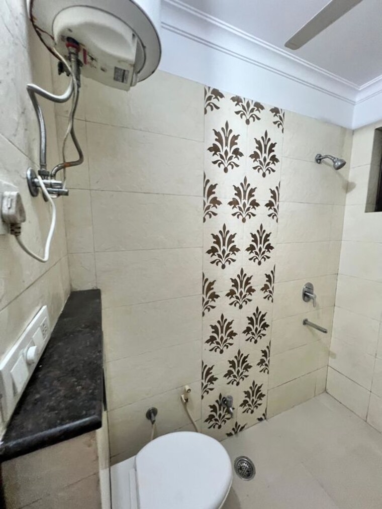 Bathroom, naraina 3 Bedroom 125 Sq.Yd. Builder Floor In Naraina Delhi 10469439