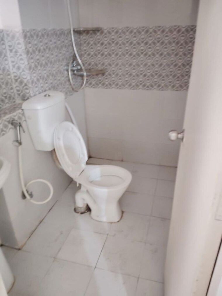Bathroom, gaur-city-2-14th-avenue 3 Bedroom 1175 Sq.Ft. Apartment In Sector 16c Greater Noida Greater Noida 10469458