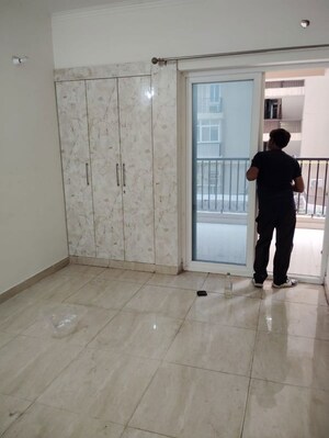 Room in 3 BHK Apartment at Gaur City 2 - 14th Avenue, Sector 16c Greater Noida – for Rent