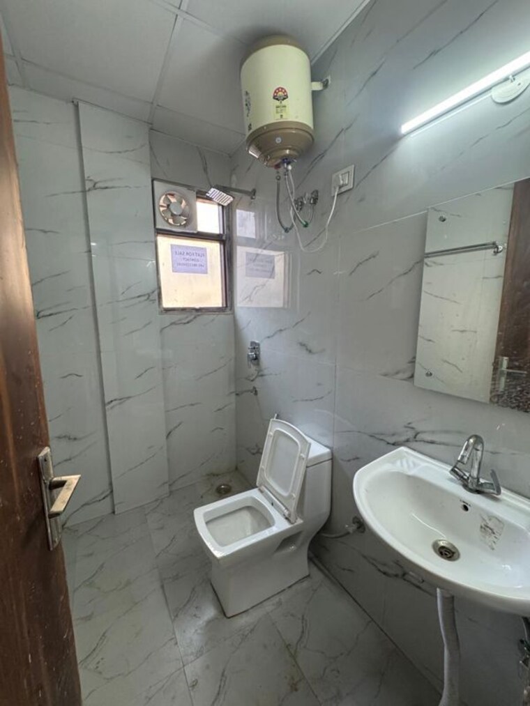 Bathroom, malviya nagar 3 Bedroom 100 Sq.Ft. Builder Floor In Malviya Nagar Delhi 10469474