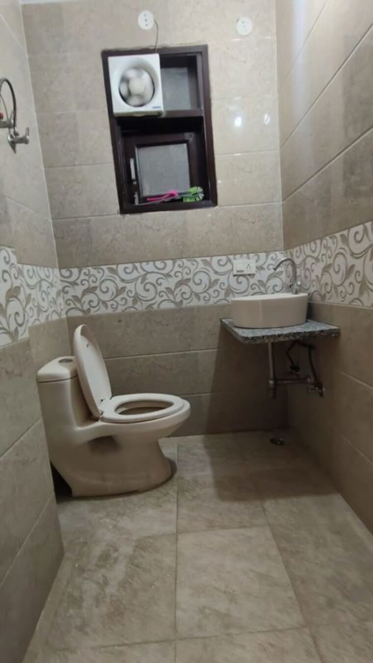 Bathroom, saket 3 Bedroom 1200 Sq.Ft. Builder Floor In Saket Delhi 10469524