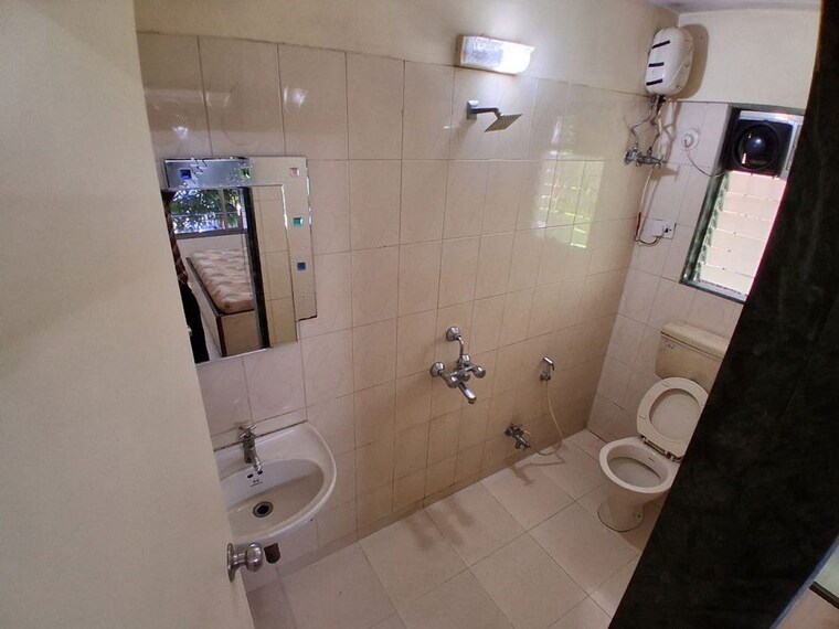 Bathroom, khar west 2 Bedroom 700 Sq.Ft. Apartment In Khar West Mumbai 10469577