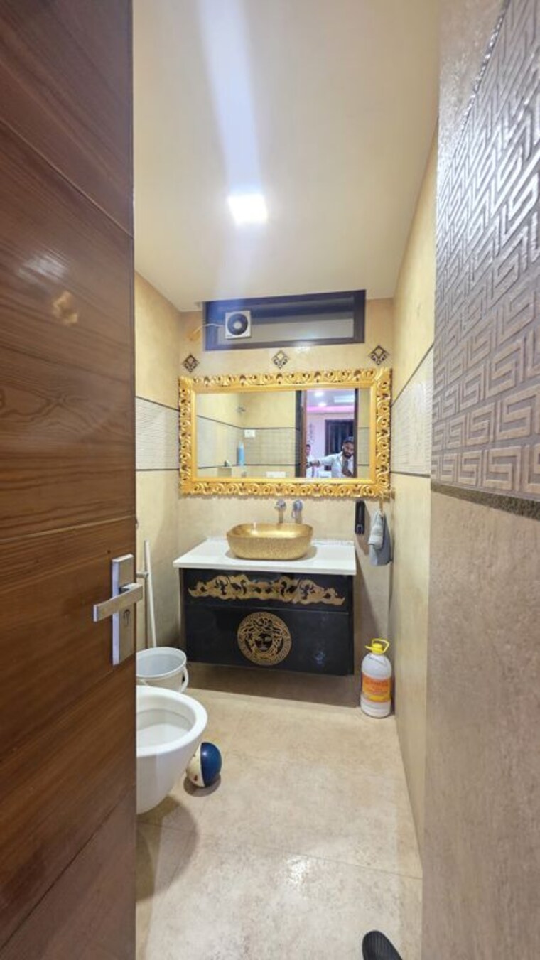 undefined, freedom fighters enclave 4 Bedroom 2200 Sq.Ft. Builder Floor In Freedom Fighters Enclave Delhi 10469664