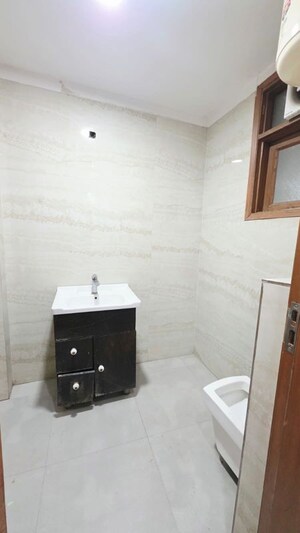 Furnished Amenities in 2 BHK Builder Floor at Freedom Fighters Enclave – for Rent