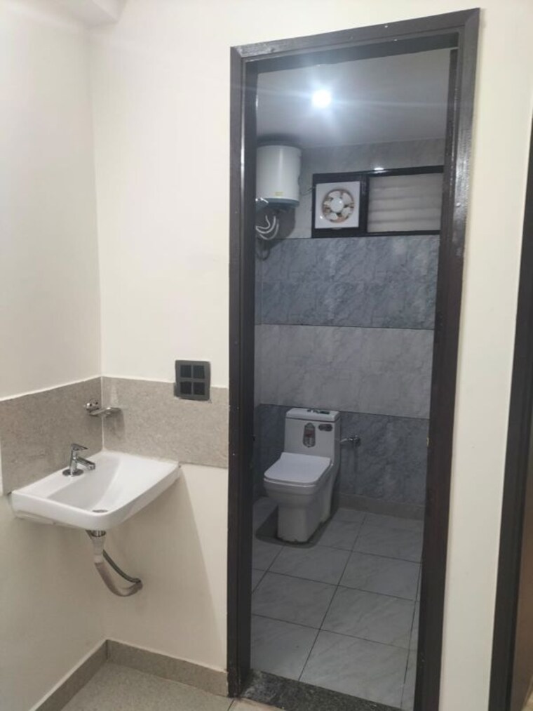 Bathroom, palam-vihar-residents-association 2 Bedroom 900 Sq.Ft. Builder Floor In Palam Vihar Gurgaon 10469714