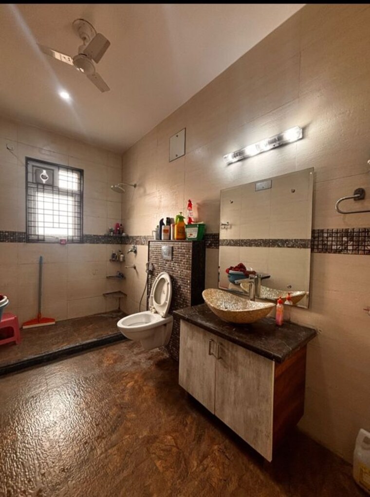 Bathroom, ardee-city 3.5 Bedroom 300 Sq.Yd. Builder Floor In Sector 52 Gurgaon 10470148