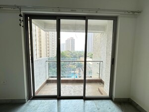 Room in 3 BHK Apartment at Lodha Luxuria Priva, Majiwada – for Rent