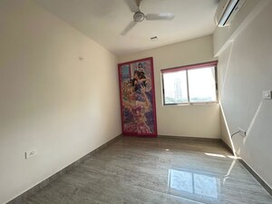 Room in 3 BHK Apartment at Lodha Luxuria Priva, Majiwada – for Rent