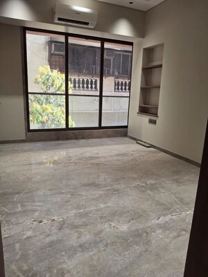 Room in 3 BHK Apartment at Khar West – for Rent