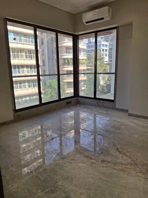 Room in 3 BHK Apartment at Khar West – for Rent