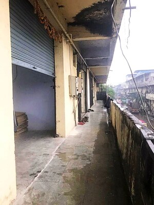  Warehouse – Exterior View View at Pimplas - for Sale