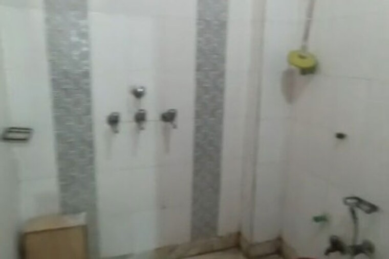 Bathroom, laxmi nagar 2 Bedroom 60 Sq.Yd. Builder Floor In Laxmi Nagar Delhi 10470301