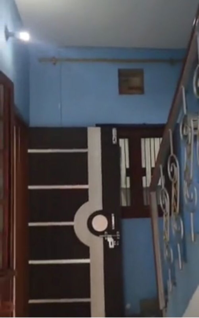 Kitchen, chiranjiv vihar 5 Bedroom 105 Sq.Yd. Independent House In Chiranjiv Vihar Ghaziabad 10470311