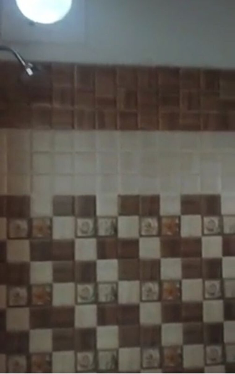 Bathroom, chiranjiv vihar 5 Bedroom 105 Sq.Yd. Independent House In Chiranjiv Vihar Ghaziabad 10470314