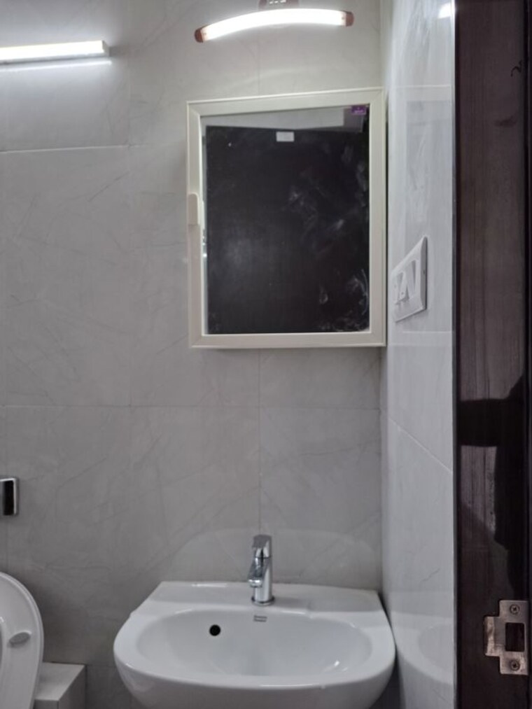 Bathroom, the-baya-central 2 Bedroom 700 Sq.Ft. Apartment In Lower Parel Mumbai 10470446