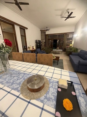 Team Area in 4 BHK Builder Floor at Dlf Phase ii – for Rent