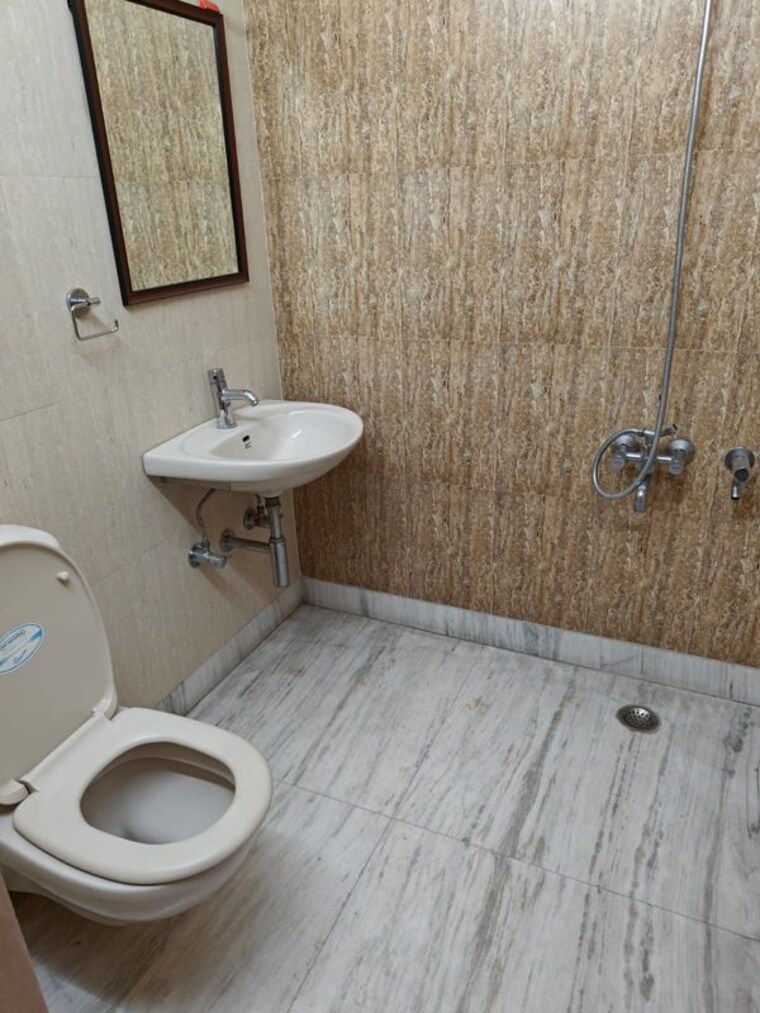 Bathroom, east of kailash 1.5 Bedroom 750 Sq.Ft. Builder Floor In East Of Kailash Delhi 10470493