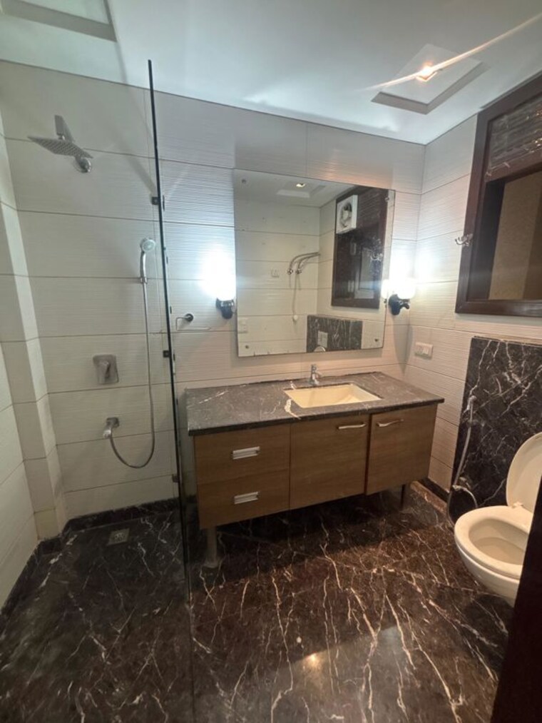 Bathroom, greater kailash i 3 Bedroom 1872 Sq.Ft. Builder Floor In Greater Kailash I Delhi 10470542