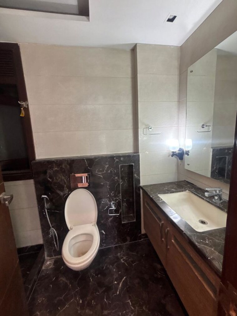 Bathroom, greater kailash i 3 Bedroom 1872 Sq.Ft. Builder Floor In Greater Kailash I Delhi 10470542