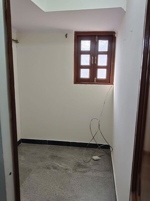 Room in Studio Builder Floor at Amar Colony – for Rent