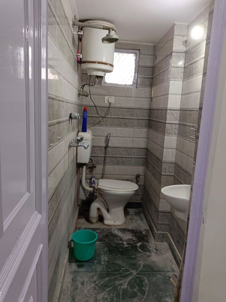 Bathroom, amar colony Studio 341 Sq.Ft. Builder Floor In Amar Colony Delhi 10470537