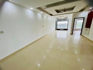 Kitchen in 3 BHK Builder Floor at Sector 33 – for Rent
