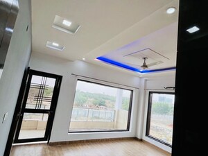 Room in 3 BHK Builder Floor at Sector 33 – for Rent