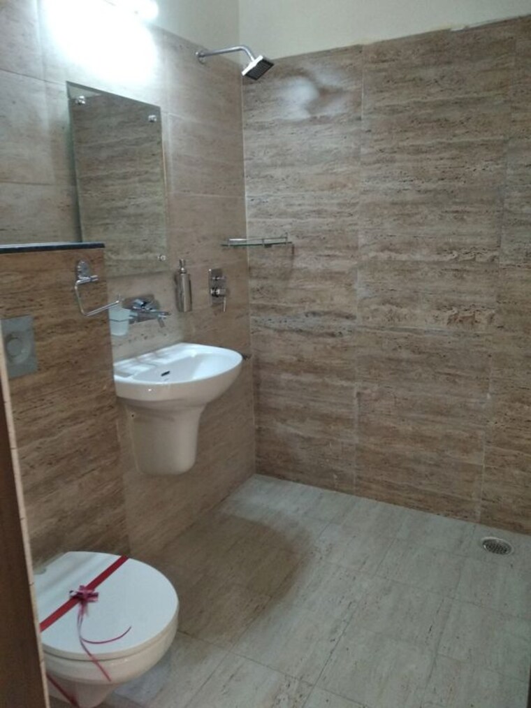 Bathroom, lavasa-green 3 Bedroom 1380 Sq.Ft. Builder Floor In Lohgarh Zirakpur 10470611