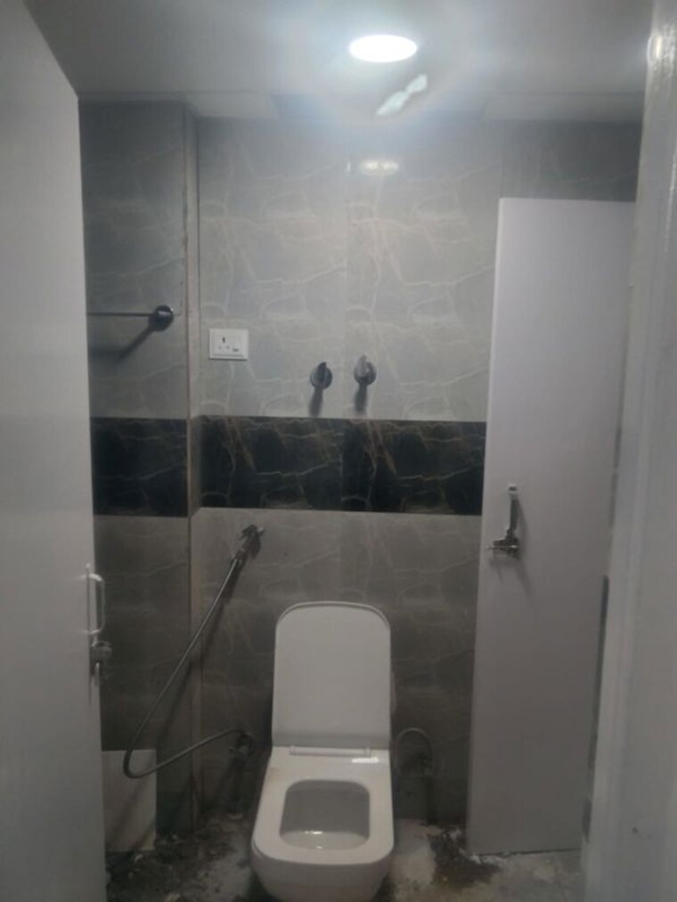 Bathroom, panchsheel-greens 2 Bedroom 975 Sq.Ft. Apartment In Sector 16 Greater Noida Greater Noida 10470603