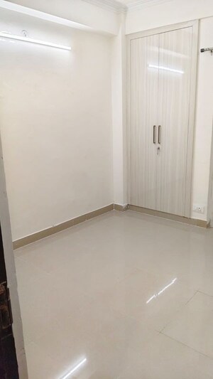 Room in 2 BHK Apartment at Panchsheel Greens II, Sector 16 Greater Noida – for Rent