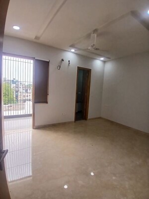 Room in 3 BHK Builder Floor at Naraina – for Rent