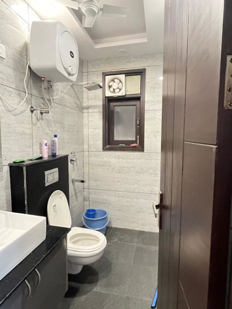 Bathroom, malviya nagar 3 Bedroom 2000 Sq.Ft. Builder Floor In Malviya Nagar Delhi 10470945