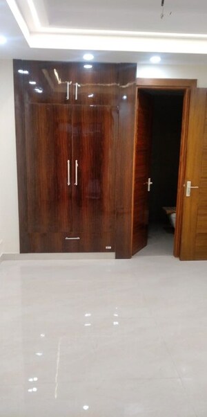 Room in 3.5 BHK Builder Floor at Sector 46 – for Rent