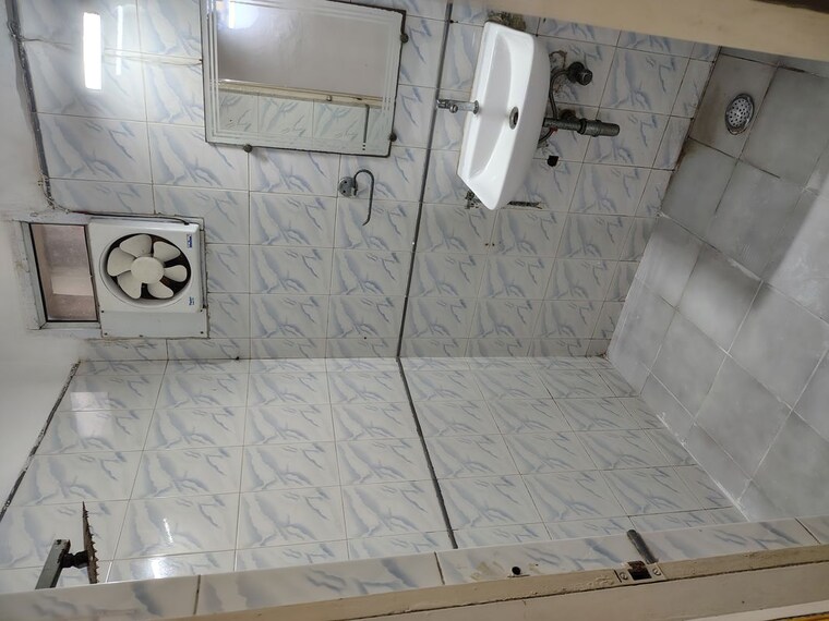 Bathroom, shipra-suncity 2 Bedroom 980 Sq.Ft. Apartment In Vaibhav Khand Ghaziabad 10471029