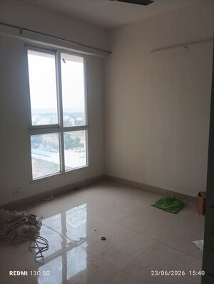 Room in 2 BHK Apartment at Signature Global Prime, Sector 63a – for Sale
