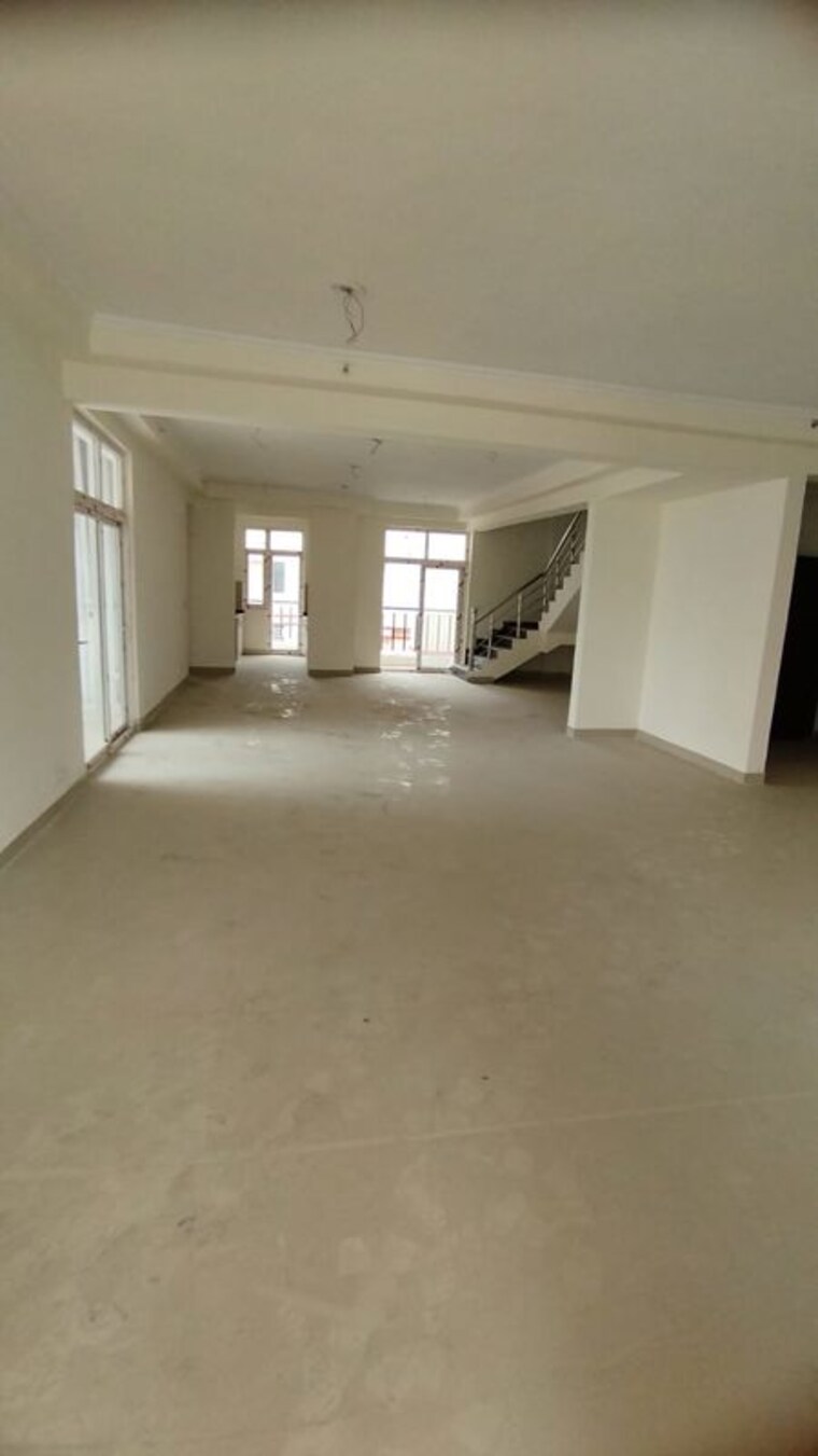 Room, sector 65 Commercial Office Space 3000 Sq.Ft. In Sector 65 Noida 10471063