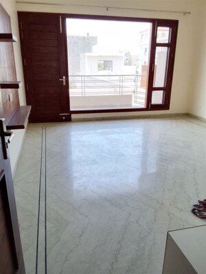 Room in 3 BHK Builder Floor at Aerocity – for Rent