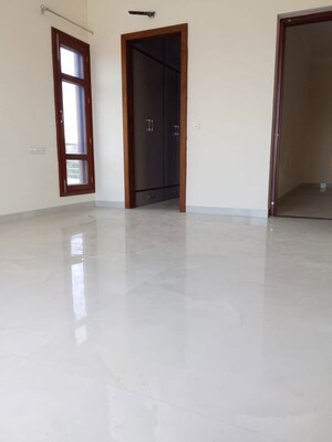 Room in 3 BHK Builder Floor at Aerocity – for Rent