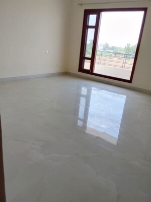 Room in 3 BHK Builder Floor at Aerocity – for Rent