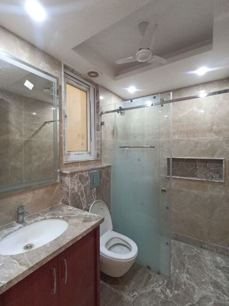 Bathroom, greater kailash i 3 Bedroom 1872 Sq.Ft. Builder Floor In Greater Kailash I Delhi 10471308