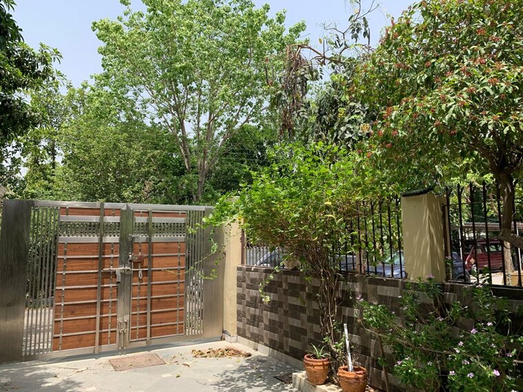 Exterior View, sector 12 3 Bedroom 250 Sq.Mt. Builder Floor In Sector 12 Noida 10471505