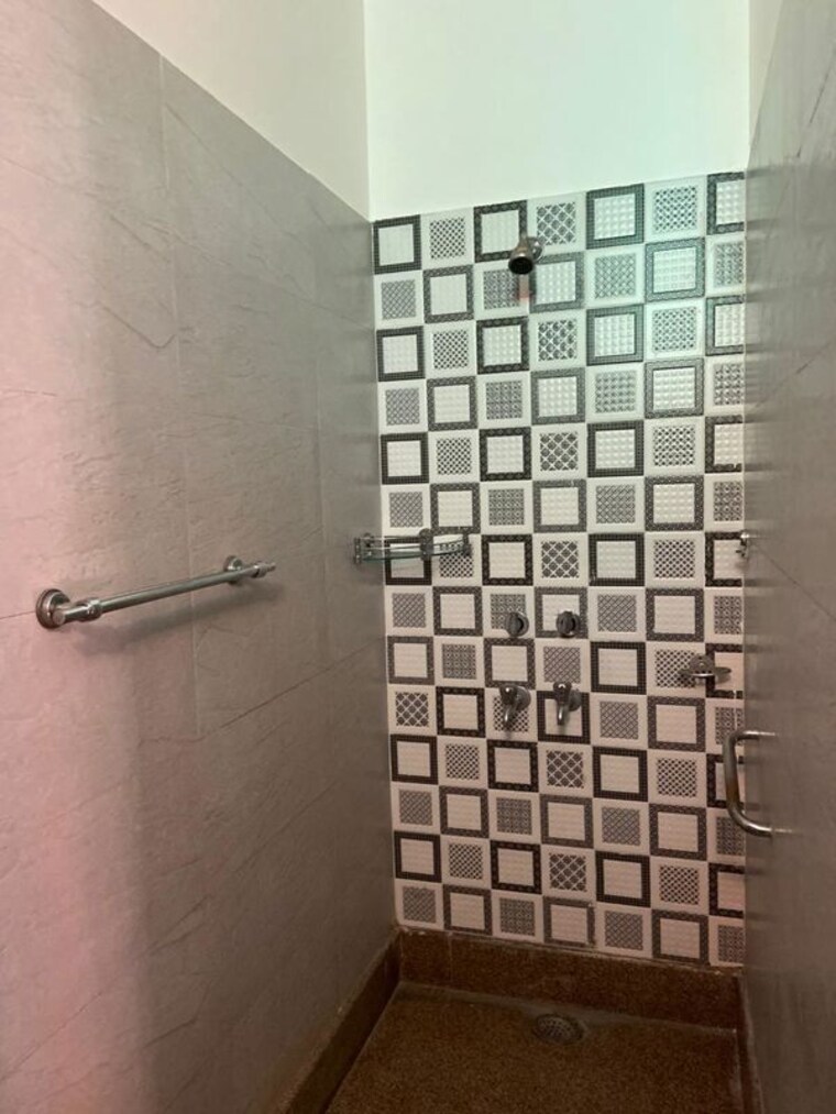 Bathroom, sarvapriya vihar 3 Bedroom 2000 Sq.Ft. Builder Floor In Sarvapriya Vihar Delhi 10471512