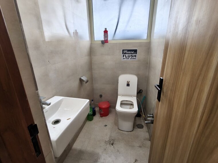 Bathroom, netaji subhash place Commercial Office Space 555 Sq.Ft. In Netaji Subhash Place Delhi 10471560