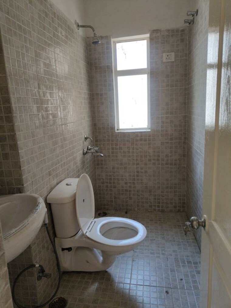 Bathroom, paras-tierea-premium-floor 3 Bedroom 1285 Sq.Ft. Apartment In Sector 137 Noida 10471544