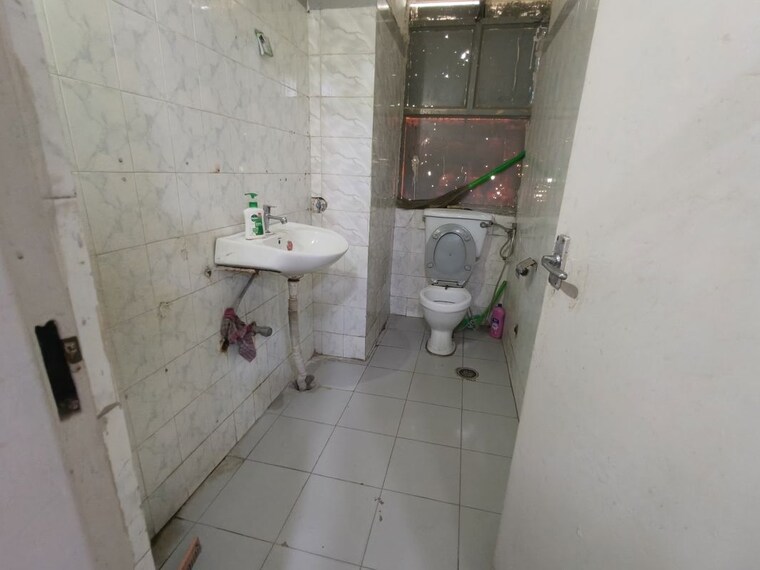 Bathroom, netaji subhash place Commercial Office Space 528 Sq.Ft. In Netaji Subhash Place Delhi 10471677
