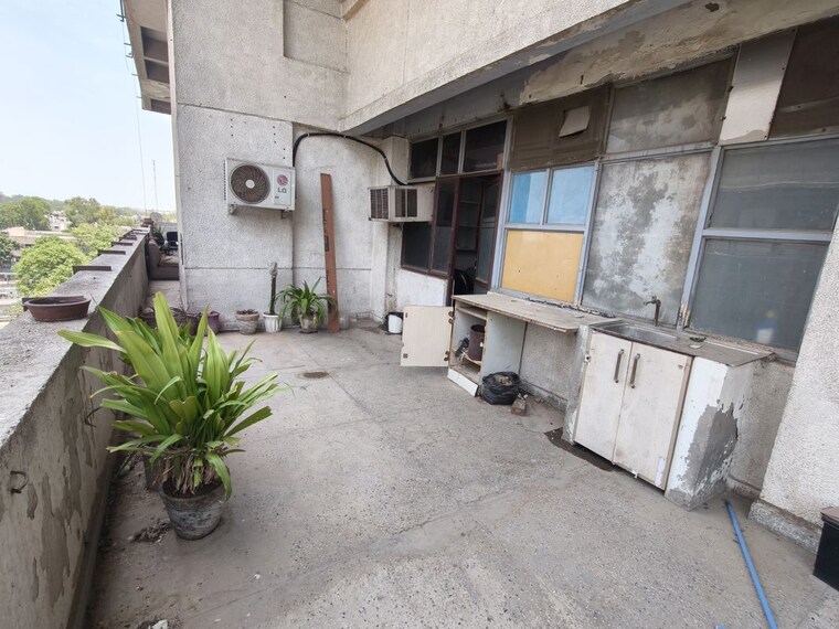  Parking, netaji subhash place Commercial Office Space 528 Sq.Ft. In Netaji Subhash Place Delhi 10471677