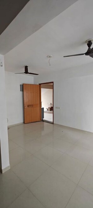 Room in 3 BHK Apartment at Ellisbridge – for Rent