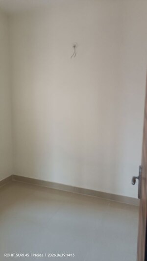 Room in 2.5 BHK Apartment at Samridhi Luxuriya Avenue, Sector 150 – for Rent